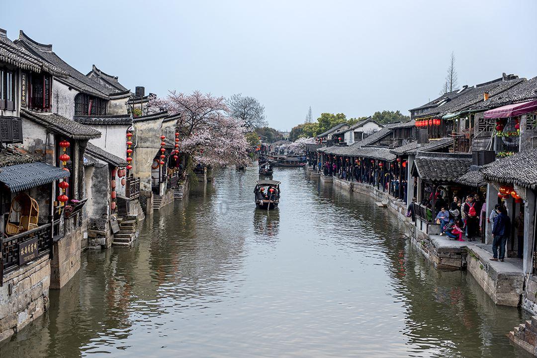 古代战场上,为什么守城士兵宁愿用石头砸,也不愿意推倒梯子呢?